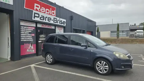 changement-pare-brise-opel-zafira-rapid-pare-brise.webp