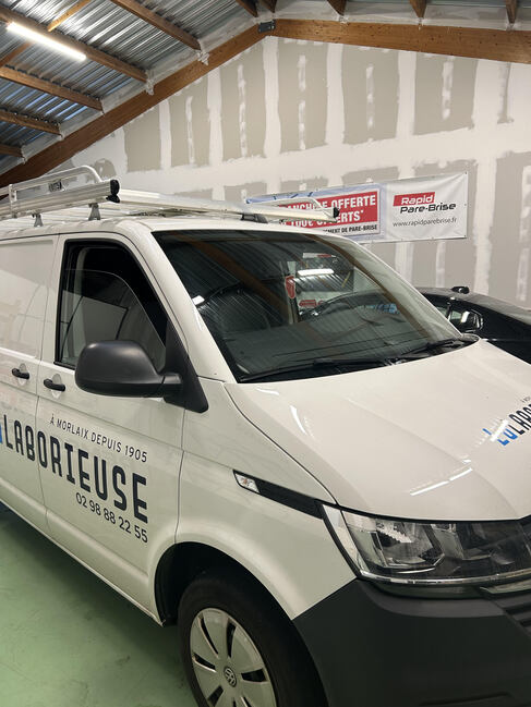 VOLKSWAGEN TRANSPORTER RAPID PARE BRISE MORLAIX.jpg